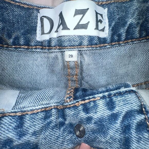 Daze Denim Knockout High Rise Distressed Denim Shorts Size 29 - Picture 2 of 3
